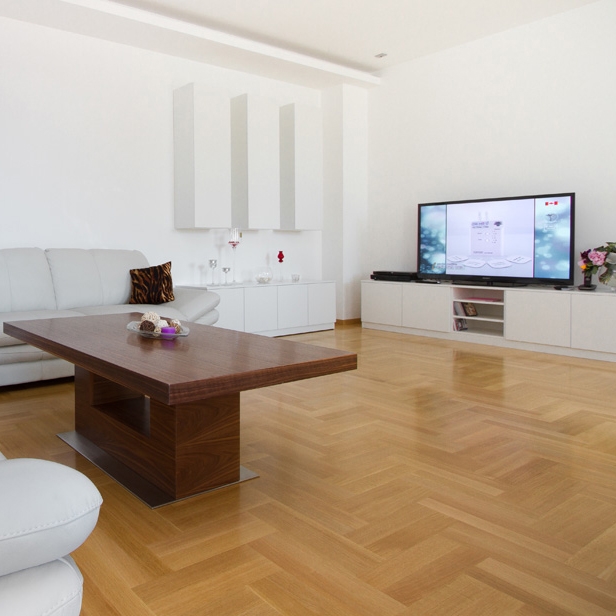 Moderna bijela dnevna soba po mjeri. StoliÄ‡ na metalnom postolju.