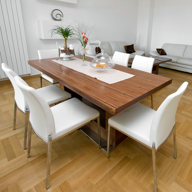 Blagavaonski stol izraÄ‘en od punog drveta, sa drvenim nogama.