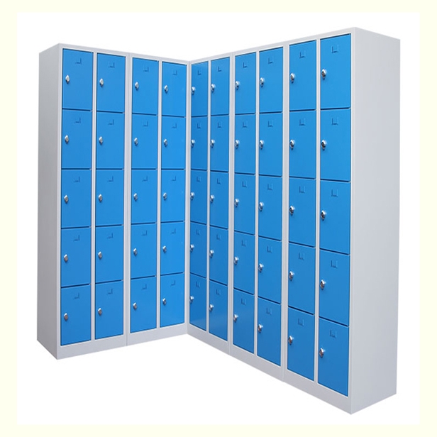 Metalno garderobni ormar 60/50 sa pretincima.