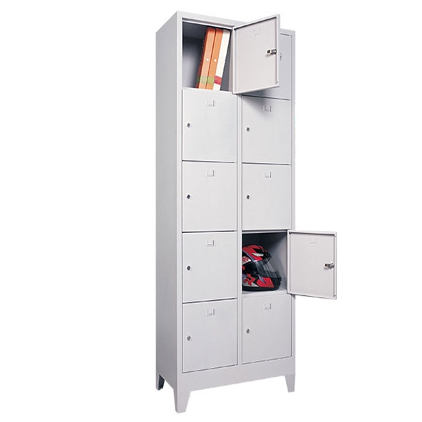 Metalno garderobni ormar 80/50 sa pretincima.