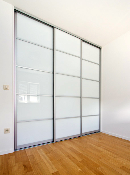 Ugradbeni ormar po mjeri, kvalitetan soft-close okov za beÅ¡umno koriÅ¡tenje.