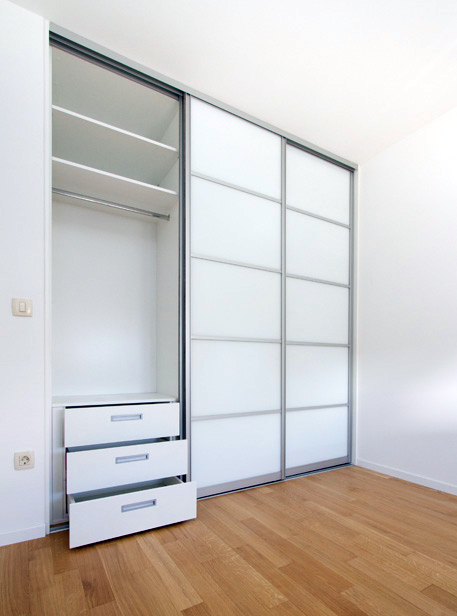 Klizni ormar, izrada po mjeri. UnutraÅ¡njost ormara police i ladice.