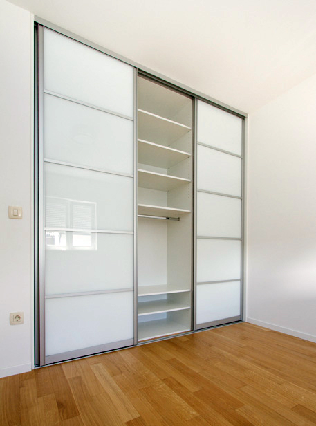 Ormar s kliznim vratima. Funkcionalni garderobni ormar.