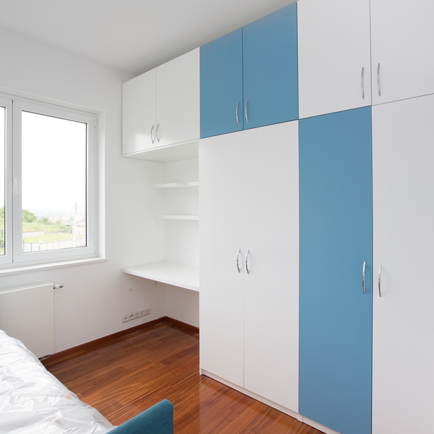 Ormar po mjeri i stol za djeÄju sobu. Vesele boje za najmlaÄ‘e.