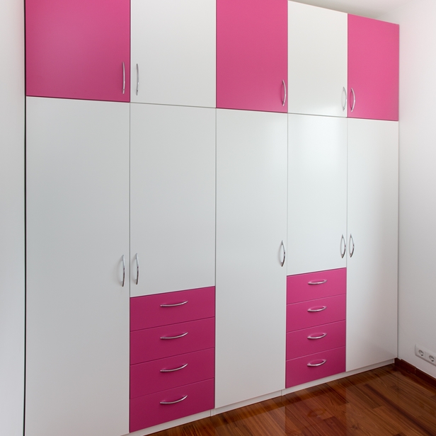 Ormar od zida do zida, od poda do stropa. Ormar za djeÄju sobu, vesele boje za najmlaÄ‘e.