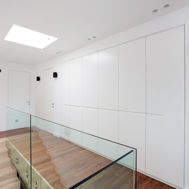 Ugradbeni ormar s krilnim vratima. Izrada ormara po mjeri. MontaÅ¾a gratis.