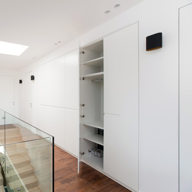 Garderobni ormar s krilnim vratima izraÄ‘en po mjeri. MontaÅ¾a gratis.