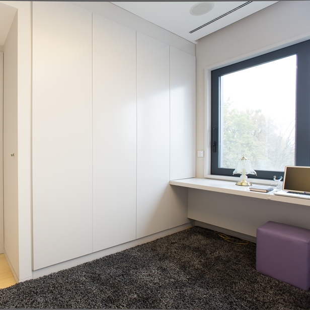 Funkcionalan ormar po mjeri. Garderobni ormar sa 4 krila.