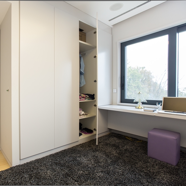 Ugradbeni ormar s krilnim vratima. Izrada ormara po mjeri. MontaÅ¾a gratis.