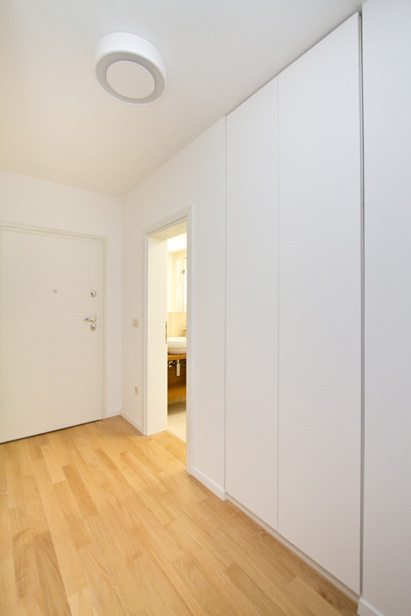 Ugradbeni ormar u hodniku, izrada ormara po mjeri. MontaÅ¾a gratis.