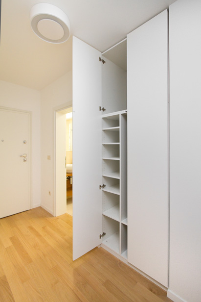 Garderobni ormar izraÄ‘en po mjeri s krilnim vratima. MontaÅ¾a gratis.