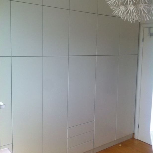 Ugradbeni ormar s krilnim vratima, od zida do zida. Izrada po mjeri.