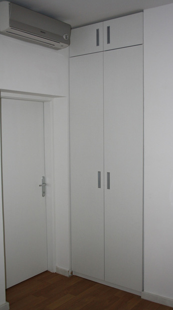 Funkcionalni ormar u hodniku. Ormar od poda do stropa.