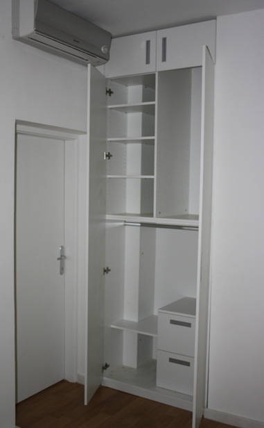 Ugradbeni ormar s krilnim vratima. MontaÅ¾a ormara gratis.