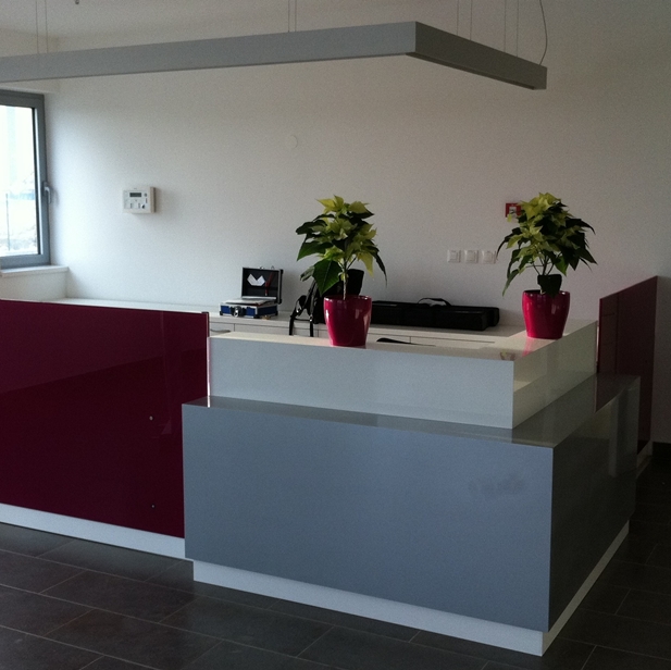 Opremanje poslovnih prostora, uredski namjeÅ¡taj - pult/recepcija po mjeri.