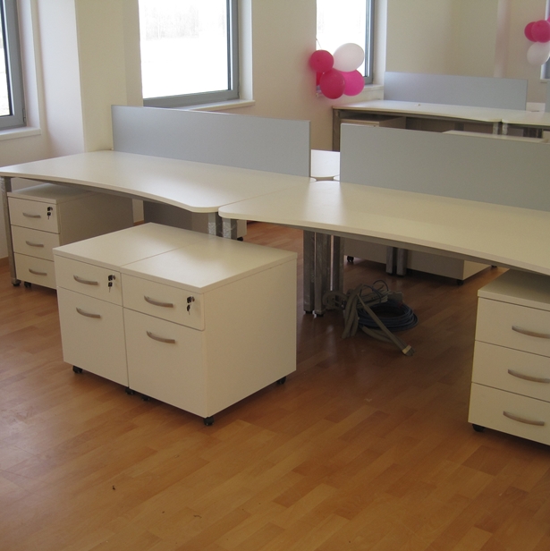 Operativni uredski namjeÅ¡taj. Radni stol drveni, mobilni ladiÄar.