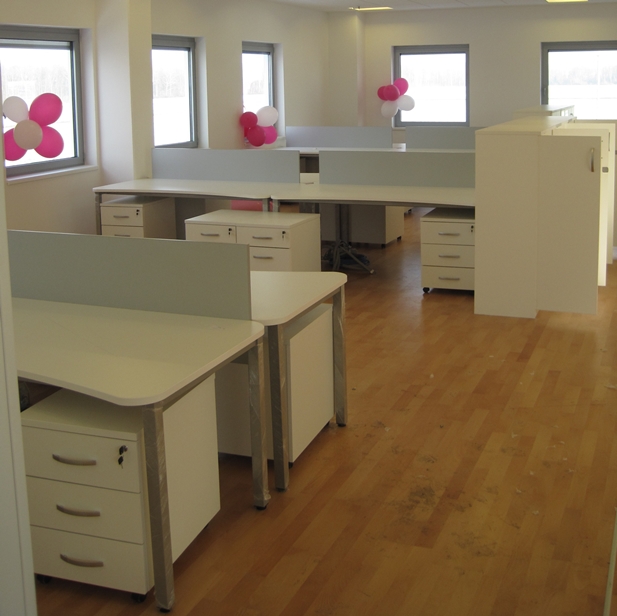 Poslovni prostori - radni stol na metalnim nogama, ladiÄar na kotaÄiÄima.