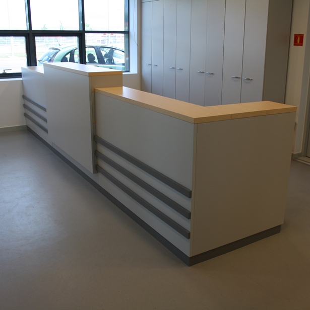 Uredski namjeÅ¡taj, prijemni pult izraÄ‘en po mjeri.