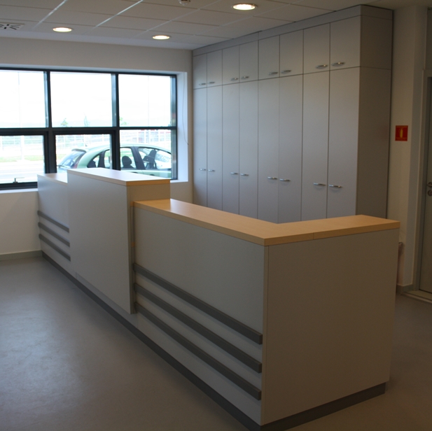 Recepcija sa pultom, u pozadini arhivski ormari. Izrada po mjeri.