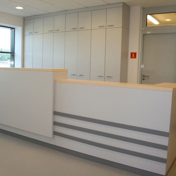 Opremanje poslovnih prostora, prijemni pult izraÄ‘en po mjeri.