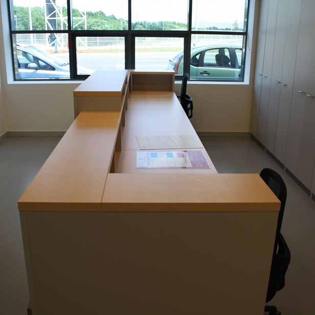 Kvalitetan prijemni pult, uredsko radno mjesto za poslovne prostore.