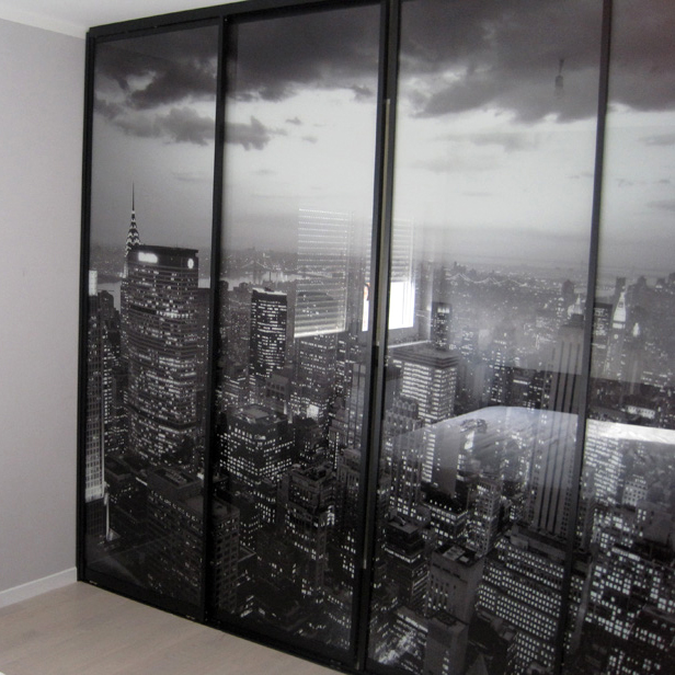 Ugradbeni ormar za spavaÄ‡u sobu. Fronte ormara foto-staklo New York.