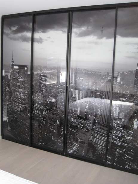 Ugradbeni garderobni ormar. Ormar izraÄ‘en po mjeri, sa 4 krila.