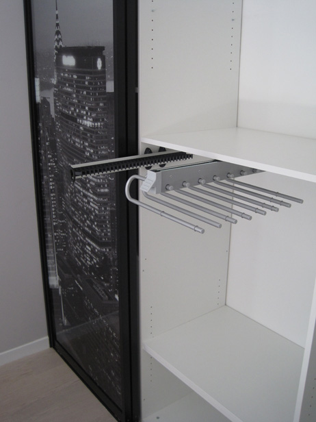 Klizni ormar po mjeri. UnutraÅ¡njost ormara police i nosaÄ za hlaÄe.