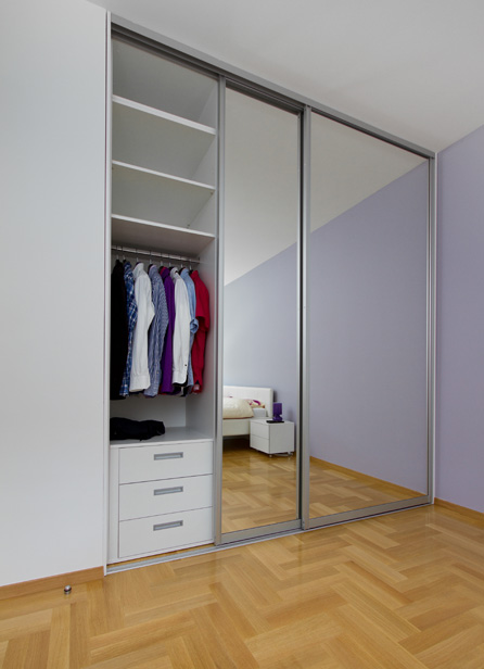 Garderobni ugradbeni ormar u spavaÄ‡oj sobi. MontaÅ¾a ormara ukljuÄena u cijenu.