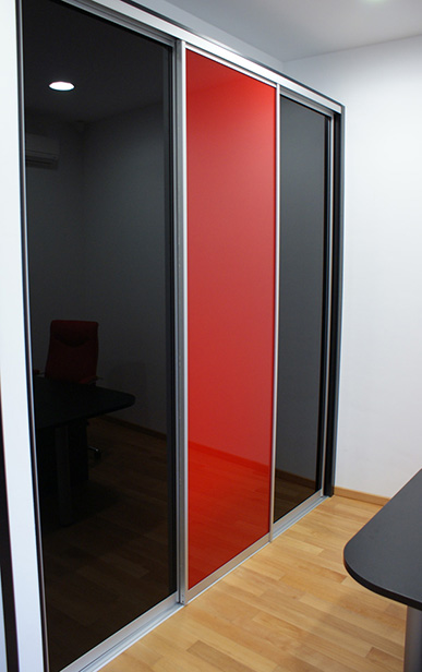 Ormar s kliznim vratima. Fronte ormara lacobel staklo. MontaÅ¾a ormara gratis.