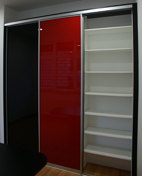 Klizni ormar po mjeri. UnutraÅ¡njost ormara police. Kvalitetan soft-close okov.