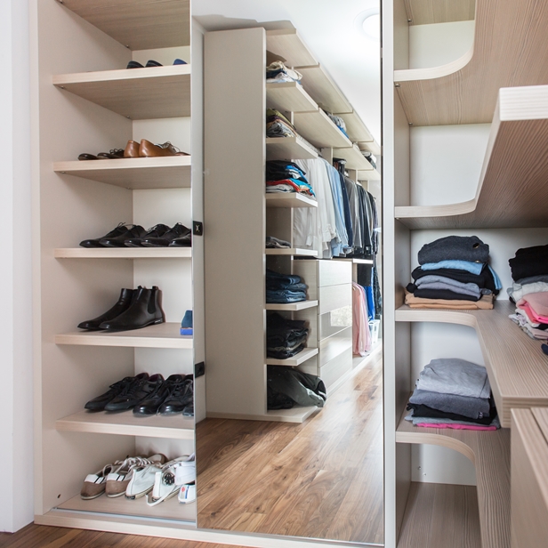 Ugradbeni walk-in garderobni ormar, izrada po mjeri. Materijal izrade iveral.